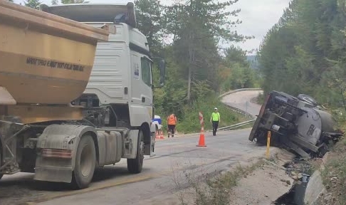 Karabük'te asfalt yüklü kamyon devrildi