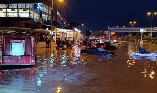 Karabük’te sağanak hayatı felç etti
