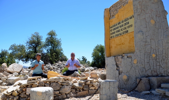 Karacaoğlan'ın anıt mezarı harabeye döndü