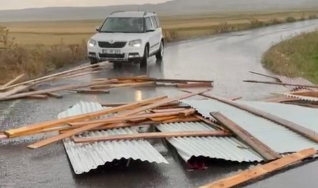 Kars'ta hortum evlerin çatılarını uçurdu