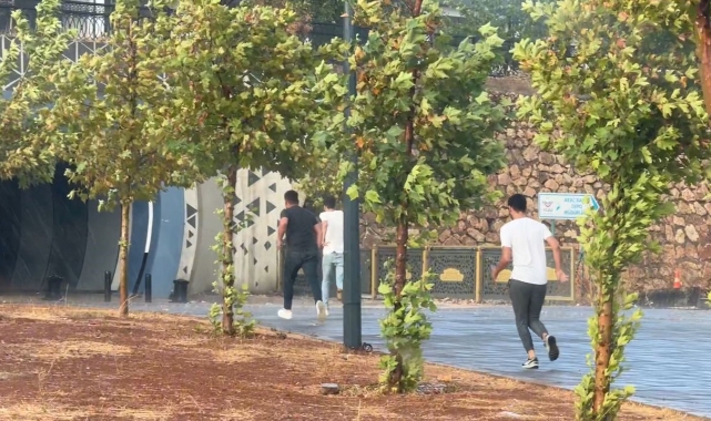 Kavurucu sıcakta Gaziantep yağmur ile serinledi