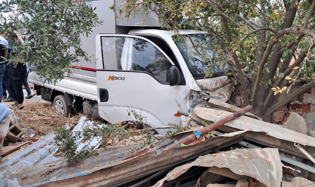 Kayan kamyonet bahçe duvarına çarptı