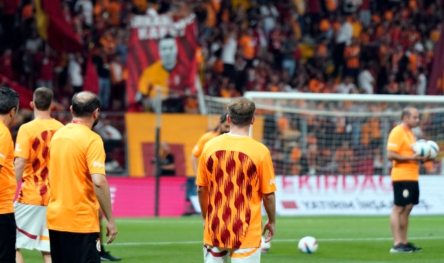 Kerem Aktürkoğlu’na pankartlı destek