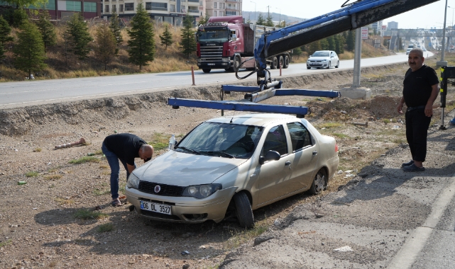 Kırıkkale'de otomobil orta refüje devrildi