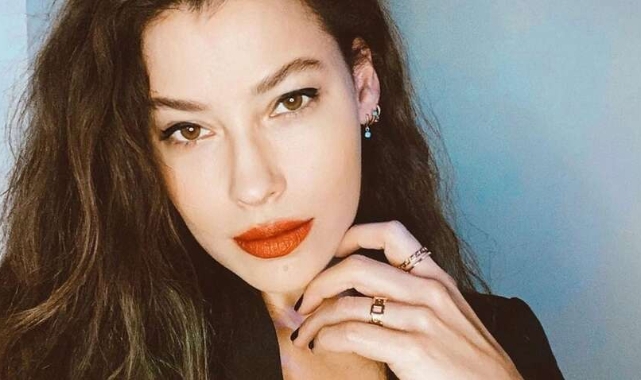 Kızılcık Şerbeti’nin Alev’inden makyajsız poz!