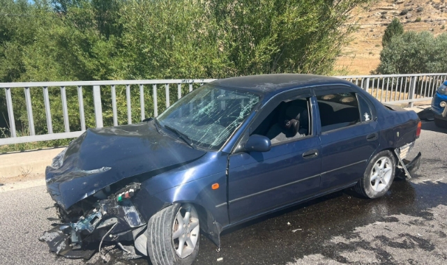 Kontrolden çıkan otomobil köprü korkuluklarına çarptı