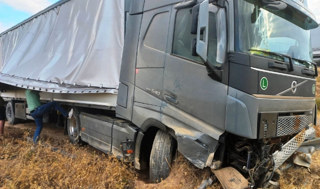 Konya’da yoldan çıkan TIR tarlaya girdi