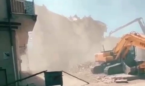 Korna sesi 5 katlı binayı yerle bir etti