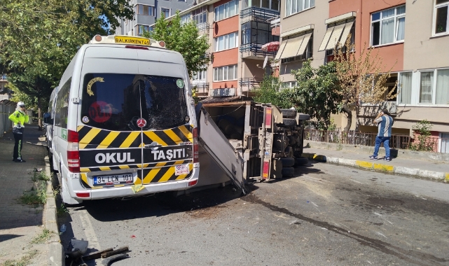 Maltepe'de süt yüklü kamyonet devrildi