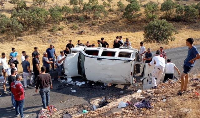 Mardin’de hafif ticari araç takla attı