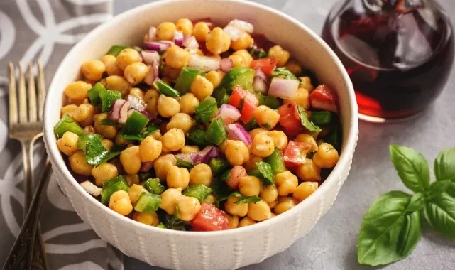 Mide yormayan nefis bir yaz lezzeti: İşte kabaklı nohut salatası tarifi!