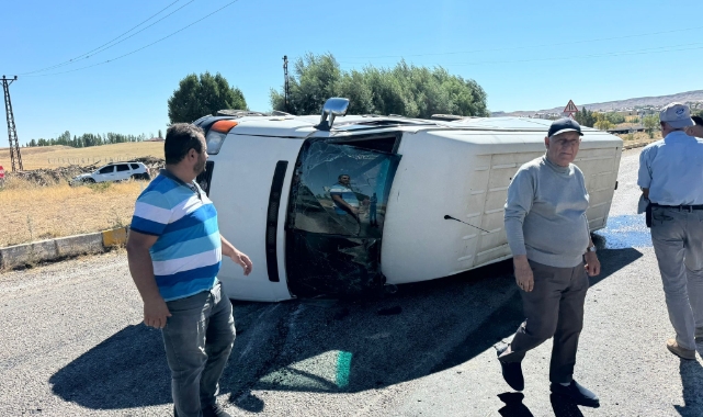 Minibüs ile otomobil çapıştı: 2 yaralı