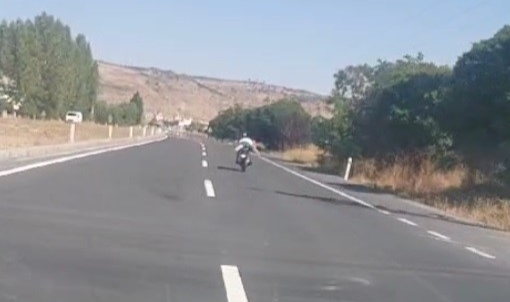 Motorun üzerine yatarak yolculuk yaptı