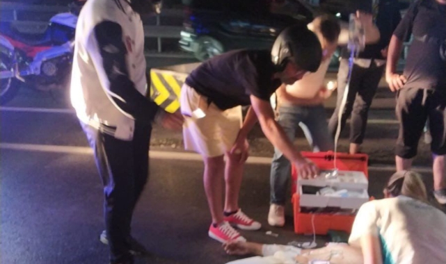 Motosiklet kazası yapan çiftin yardımına yoldan geçen sağlık ekipleri koştu