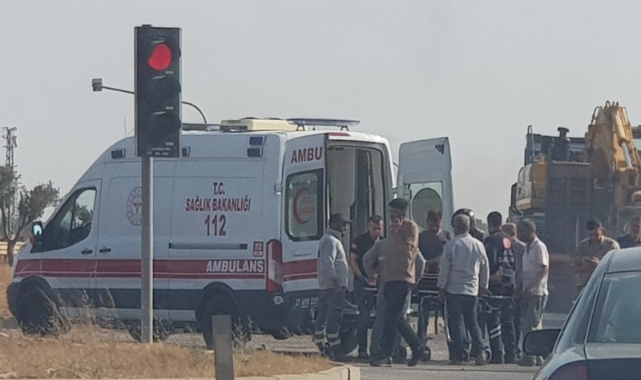 Motosiklet, kırmızı ışıkta bekleyen otomobile çarptı