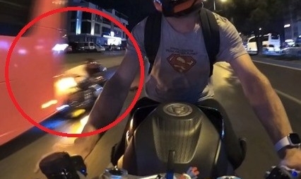 Motosiklet sürücüsü belediye otobüsüne çarptı