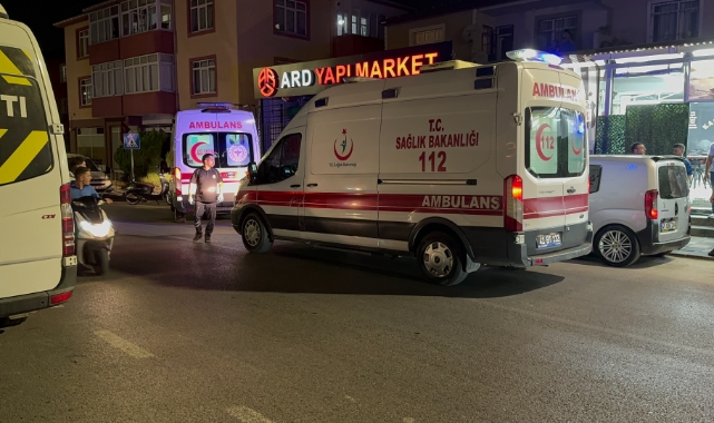 Motosiklet yolun karşısına geçmeye çalışan yayaya çarptı: 3 yaralı