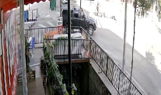 Motosikletle hafif ticari araç çarpıştı