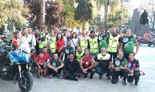 Mudanya'da motosikletlilerden '30 Ağustos" korteji