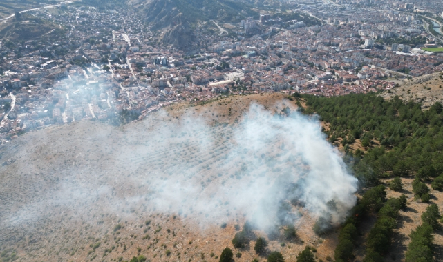 Örtü yangınını ayağı ile söndürmeye çalıştı!   