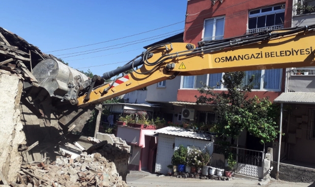 Osmangazi’de bir metruk bina daha yıkıldı