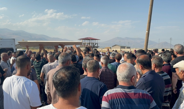 Otobüs kazasında hayatını kaybeden 5 kişi toprağa verildi