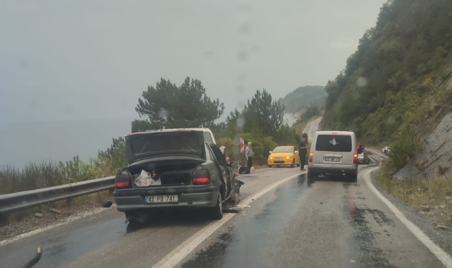 Otomobil ile ticari araç kafa kafaya çarpıştı: 7 yaralı