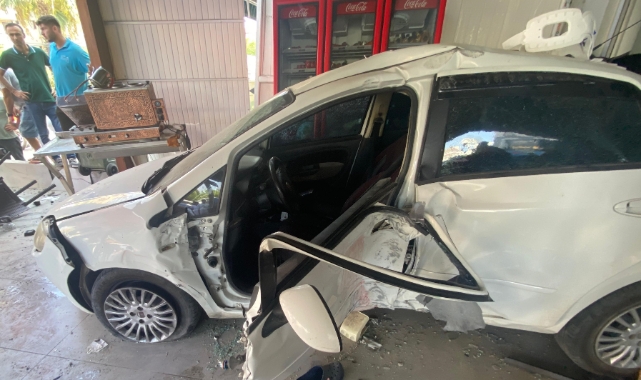 Otomobil önce aydınlatma direğine sonra fırına daldı