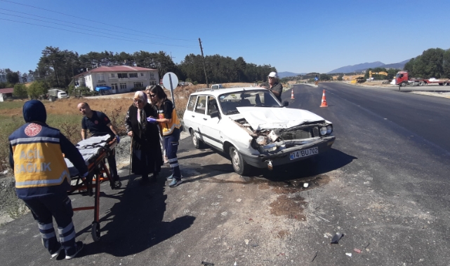 Otomobil süt taşıyan kamyonete çarptı!
