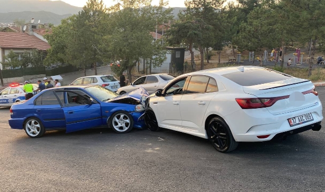 Otomobillerin çarpıştığı kazada 2 kişi yaralandı