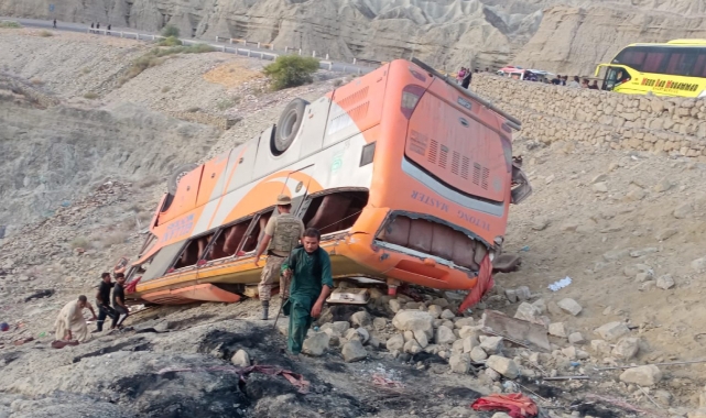 Pakistan'da yolcu otobüsü uçuruma yuvarlandı