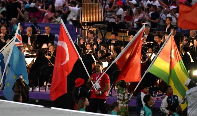 Paris'te Olimpiyat ateşi söndü