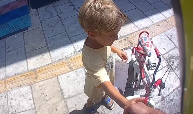 Polisten kask takmayan minik çocuğa gülümseten ceza