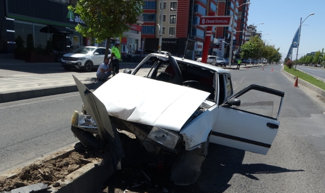 Refüje çarpan Tofaş kağıt gibi dağıldı