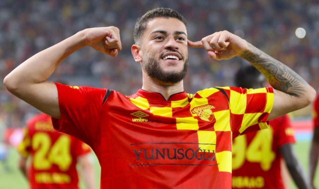Romulo, performansıyla göz dolduruyor
