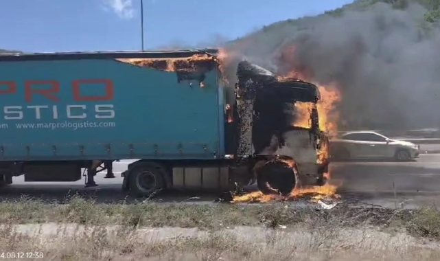 Samsun'da hurda kağıt yüklü tır alev alev yandı