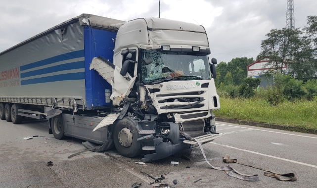 Samsun'da ışıkta duran TIR'a arkadan çarptı