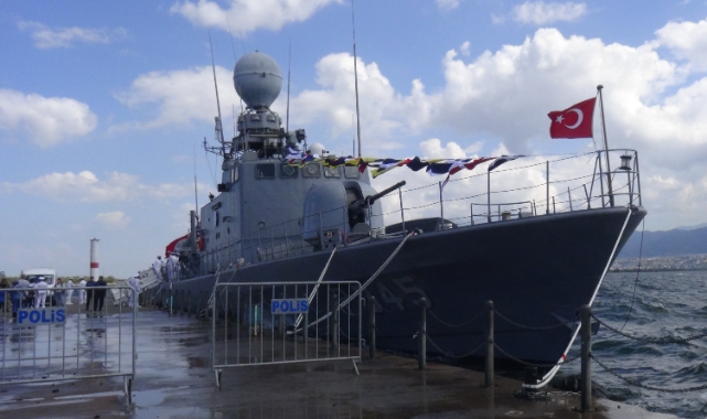 Savaş gemisi TCG Poyraz ziyarete açıldı