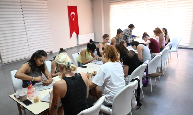 Seramikle Sanat Terapisi'ne katılan 'Bizim Kızlar' stres attı