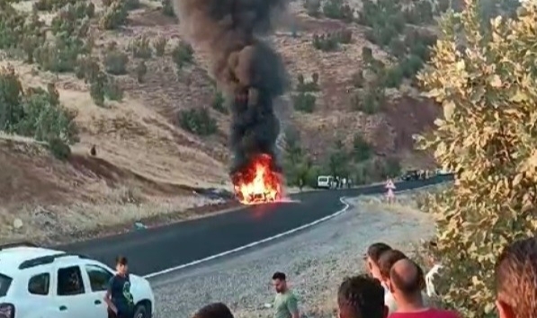 Şırnak’ta lüks otomobil alevler içinde kaldı