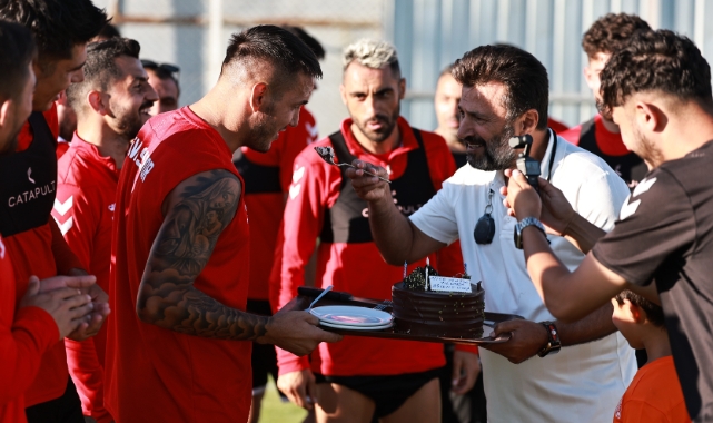 Sivasspor’da Bülent Uygun’a sürpriz doğum günü kutlaması