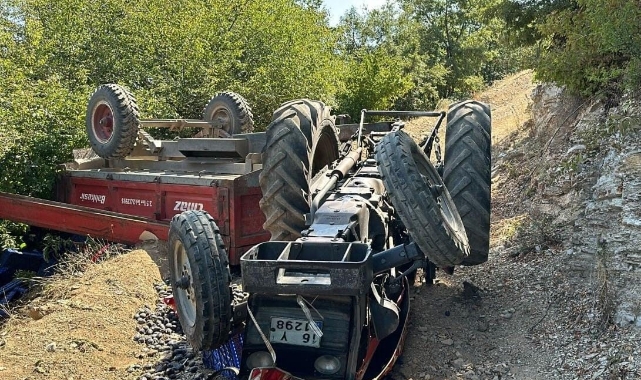 Tarla dönüşü traktör devrildi