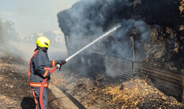 Tarsus’ta saman yüklü TIR yandı