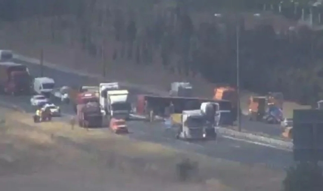 TEM'de TIR devrildi: Trafik kilitlendi