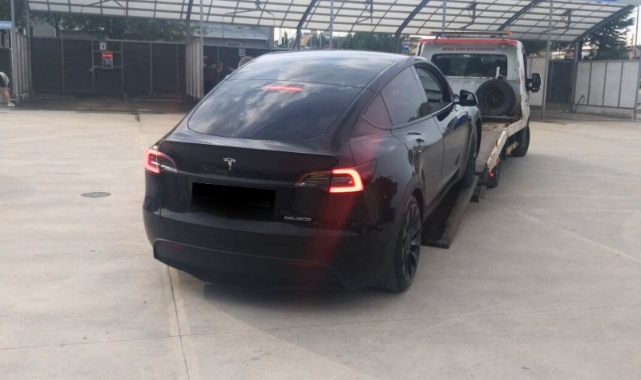 Tesla ile attığı drift pahalıya patladı