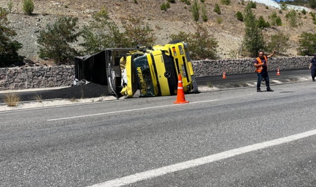 TIR devrildi yol trafiğe kapandı