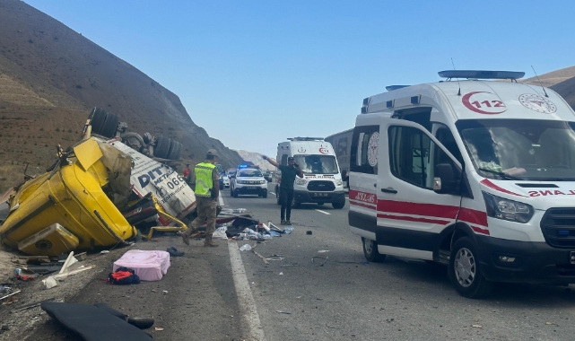 TIR ile otomobil çarpıştı: Çok sayıda ölü ve yaralı var!