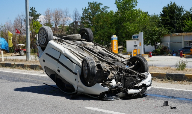 TIRı sollamak isteyen otomobil, refüje çarparak taklalar attı