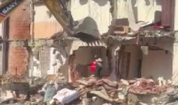 Türk bayrağını görünce yıkımı durdurdu