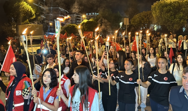 Uşak'ta Zafer Bayramı coşkusu fener alayı ile sürdü